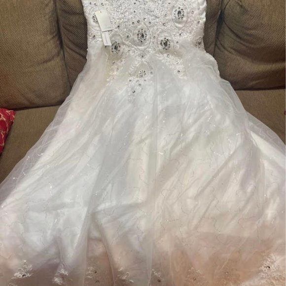 WEDDING DRESS with crystals ,it is an amazing dress. - Picture 4 of 7